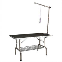 Mesa plegable negra para razas grandes en peluquería canina