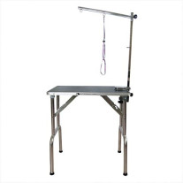 Mesa plegable negra para razas pequeñas en peluquería canina